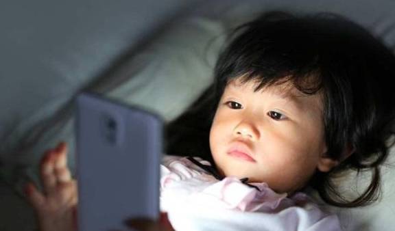 手机影视:睡前一直在玩手机的人，身体可能面临着4个“难题”，早知早纠正